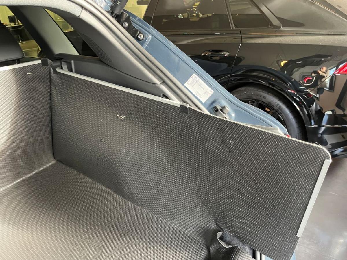 Der formstabile Kofferraumschutz schützt unerschütterlich  den Seitenwand